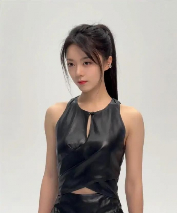 赵今麦居然也穿了而且还是油丝真性感啊！